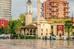 Tirana: Opastettu kävelykierros kaupungin maamerkeillä