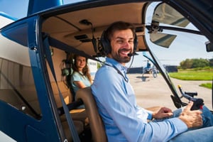 ティラナ・ヘリコプター：空を飛んで、空に触れる