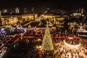 Tirana: Magiczna świąteczna wycieczka piesza z drinkiem