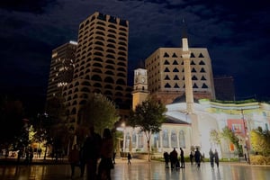 Tirana: tour noturno particular com café e cocktail