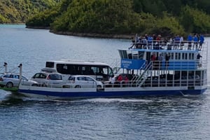 Bussikuljetus Tiranasta Valbonaan ja lautta Koman-järvellä