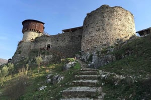 Tirana: Seilrutsche, Schloss Petrela und Waffenmuseum