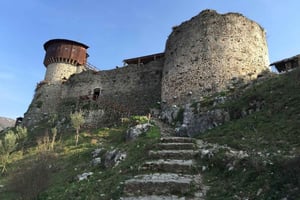 Tirana : tyrolienne, château de Petrela et musée des armes