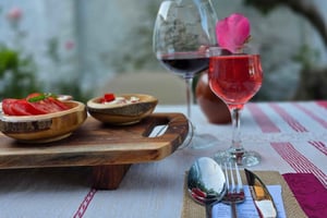 地元の庭園でのベジタリアンアルバニア料理ツアー – シュコダー