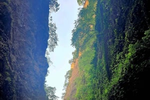 Velçan kylän vaelluselämys: Rasan vesiputous ja luolat