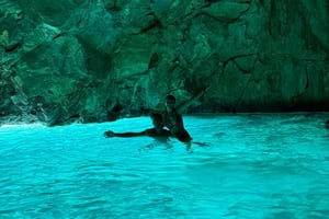 Vlora: Blå grottan och Grama Bay heldagstur med motorbåt