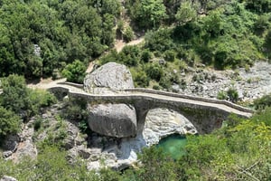 Tour della città di Valona, sito archeologico di Amantia e ponte di Brataj
