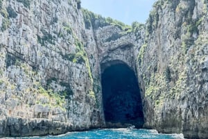 Vlora: Excursão de lancha à gruta de Haxhi Ali e à península de Karaburun