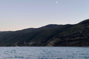 Vlore: Miasto na wybrzeżu nocą