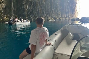 Utforska ön Sazan, Haxhi Ali-grottan och Karaburun med motorbåt