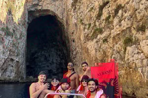 Vlore: prywatny rejs łodzią do Sazan, Haxhi Ali i Karaburun