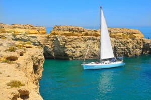 Albufeira : Croisière de 3 heures à bord d'un yacht, à l'heure du coucher du soleil, vers Benagil