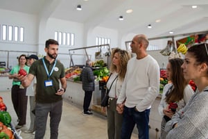 Albufeira: un'esperienza locale con degustazione di cibo e negozi locali