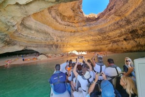 アルブフェイラ：ベナジル洞窟とイルカの観光ボート クルーズ