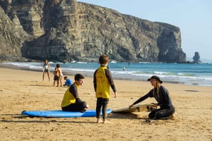 Algarve: 2 horas de aulas de surf para principiantes
