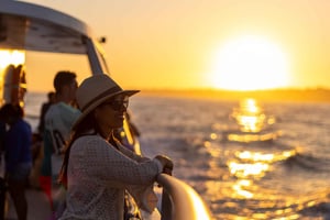 Algarve: Tour al tramonto in catamarano con DJ o chitarrista dal vivo