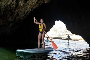 断崖と洞窟のスタンドアップパドルアドベンチャー