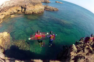 Coasteering Algarve: прыжки со скалы, плавание и скалолазание в Сагреше