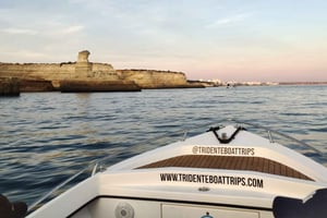 Da Armação de Pêra: tour in barca delle grotte di Benagil al tramonto