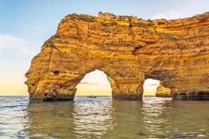 Depuis Armação de Pêra : Tour en bateau au coucher du soleil à la grotte de Benagil