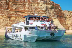 Из Портимана: круиз на катамаране в пещеры Бенагил с барбекю