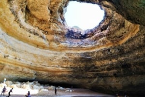 Ab Vilamoura: 2,5-stündige Bootstour zur Benagil-Höhle und zu den Delfinen