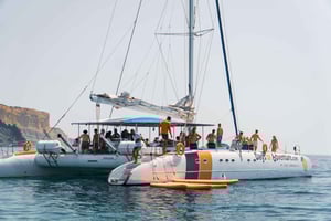 DIVERTIMENTO E RELAX – TOUR IN BARCA A VELA LUNGO LA COSTA D'ORO