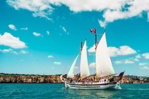 Lago: crucero nocturno portugués tradicional con fado y tapas