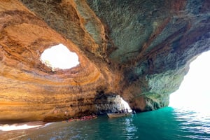 ラゴア：ベナジル洞窟とプラヤ・ダ・マリーニャ（生物学者のガイド付き）