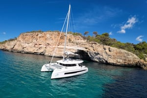 Lagos: Klipper og hemmelige grotter i en Cervetti 44 Sail