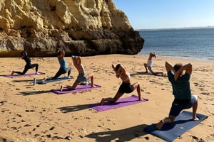 Lagos: Flow & Glow | Ochtendstrand Hatha Flow Yoga