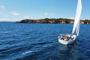 Portimão: tour privato in barca a vela con nuotata e vino