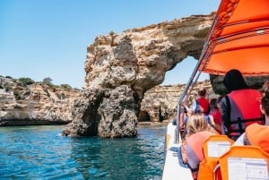 Vilamoura: tour in barca delle grotte di Benagil con ingresso e ricerca dei delfini