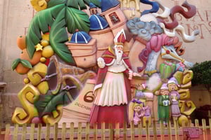 Alicantes spektakulära vårfestivaler: Möt spänningen!