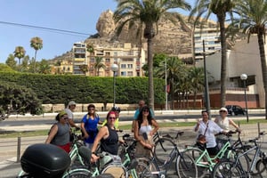 Passeie por Alicante de E-scooter e desfrute de tapas com bebida