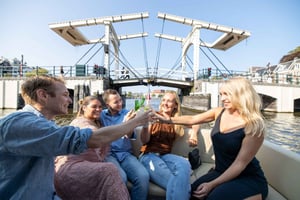 Amsterdam: Historic Boat Cruise with open bar and nibbles