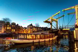 Amsterdam: Evening Canal Cruise with (Open) Bar on Board