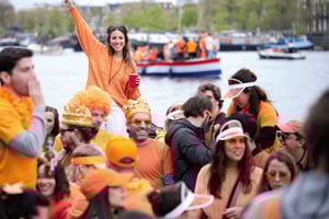 Amsterdam: Koningsdagfeestcruise met open bar en muziek