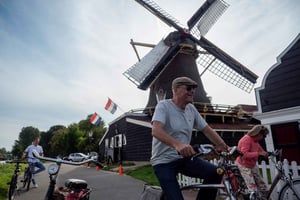Amsterdam: piacevole giro in bicicletta tra mulini a vento e campagna