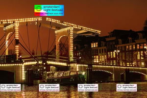 Амстердам: круиз по фестивалю света с горячим напитком и закуской