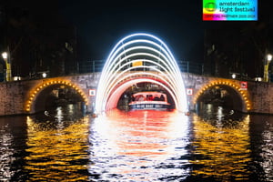 Amsterdam: Ljusfestival med kryssning och vin och snacks (valfritt)