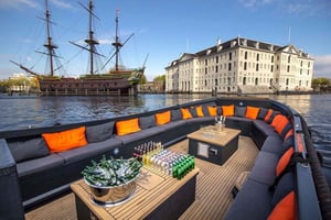 Amsterdam: Heated Canal Cruise with Unlimited Drinks & Bite