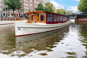 Amsterdam: Private Canal Cruise in German + Unlimited Drinks