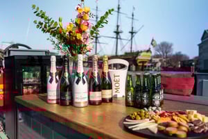 Amsterdam: Private Canal Cruise with Drinks and Snacks