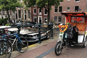 Amsterdam: prywatna wycieczka z przewodnikiem po najważniejszych atrakcjach miasta rikszą i rowerem