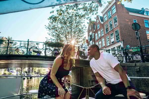 Amsterdam: Private Romantic Canal Cruise w. Prosecco/Snacks