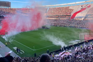 Billet til argentinsk fodboldkamp med drink og guide