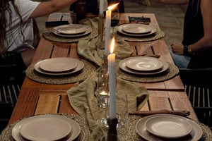 Asado Argentino i en privat terrass. Tid för solnedgång.