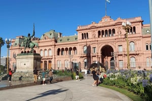 Buenos Aires: Plaza de Mayo beyond the photo on a Walking Tour