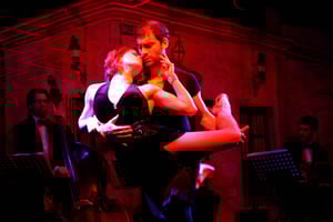 Kolacja z pokazem tanga i opcjonalny transport tradycyjnym autobusem